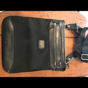 Unisex black Tumi travel bag-perfect for travel